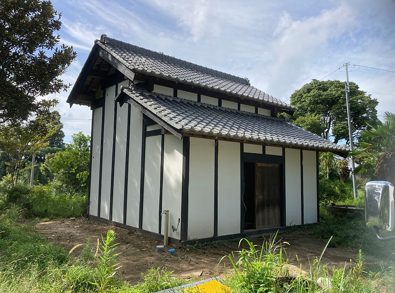 白壁と黒い梁が見える古民家の外観